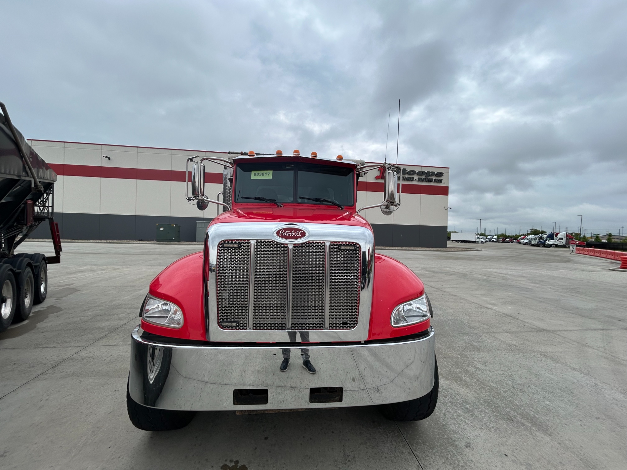 2019 Peterbilt 348 2019 Peterbilt 348 - image 3 of 6