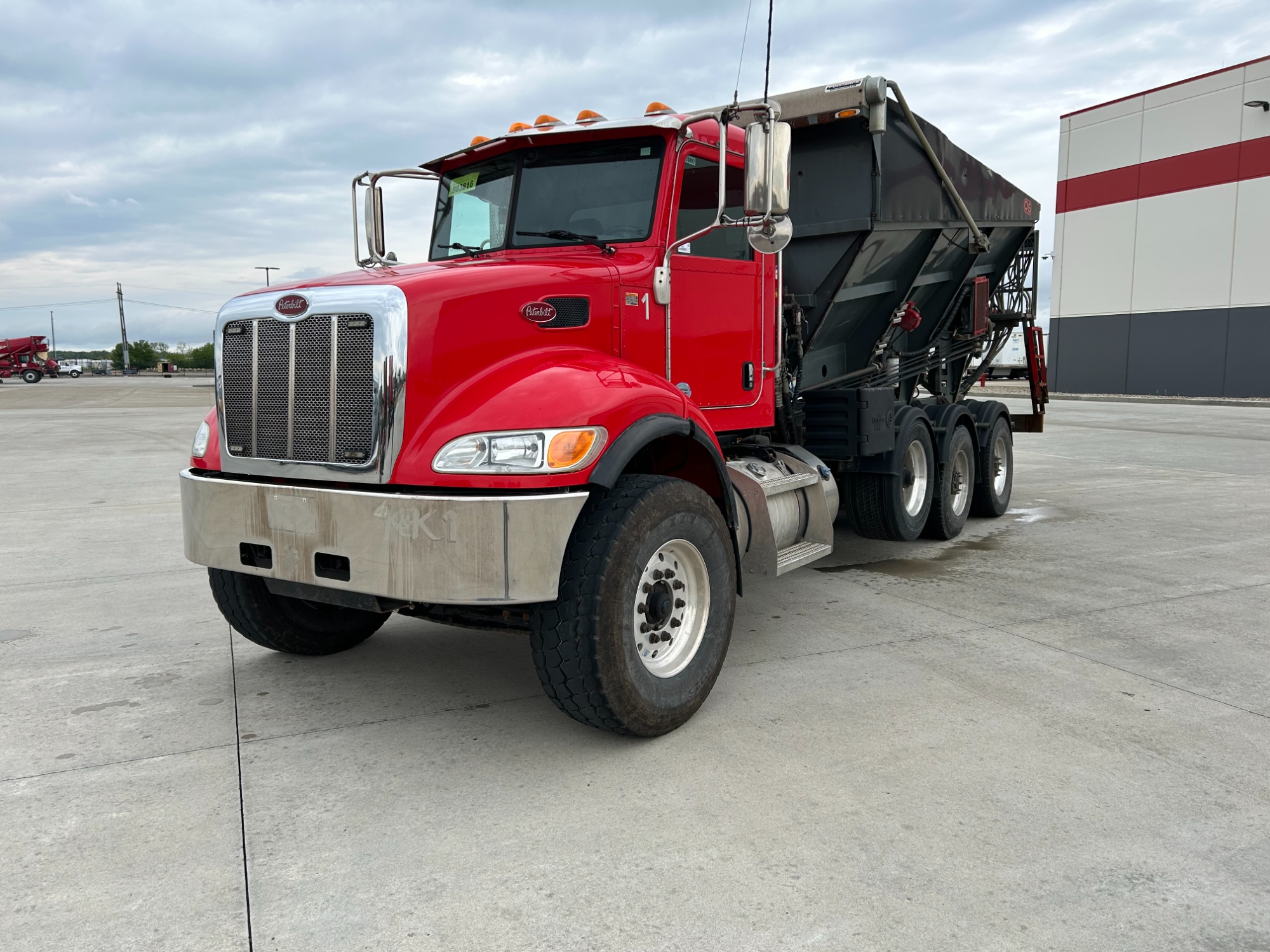 2019 Peterbilt 348 2019 Peterbilt 348 - image 1 of 6