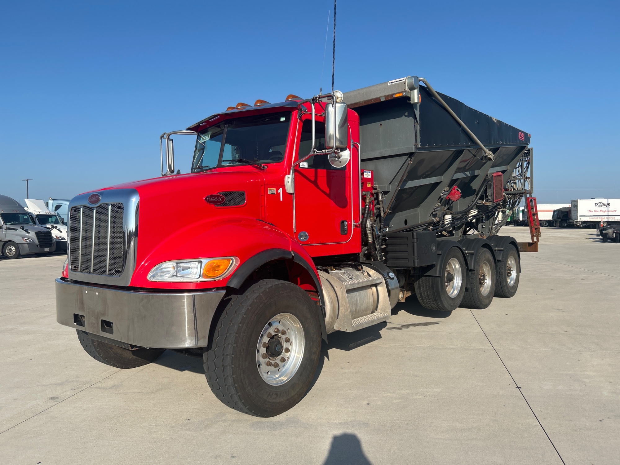 2019 Peterbilt 348 2019 Peterbilt 348 - image 2 of 6