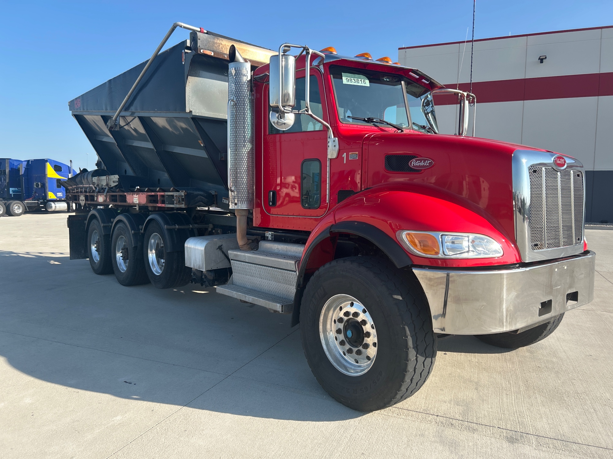 2019 Peterbilt 348 2019 Peterbilt 348 - image 5 of 6