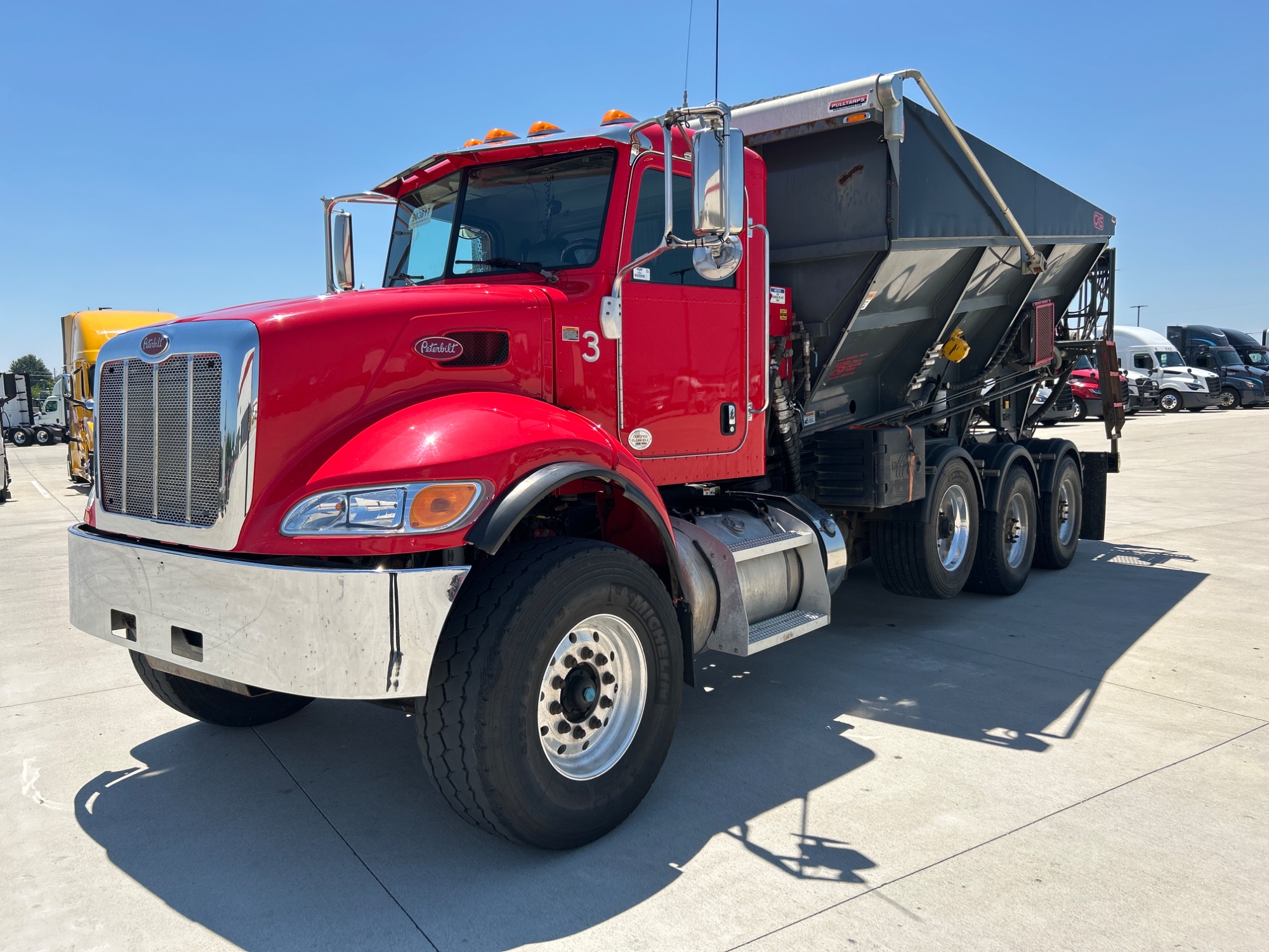 2019 Peterbilt 348 2019 Peterbilt 348 - image 1 of 6