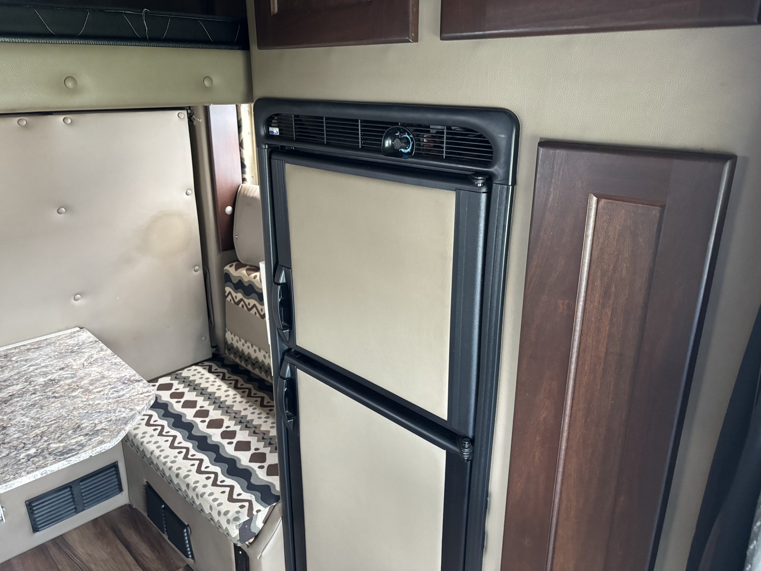 2016 Freightliner CA113 2016 Freightliner CA113 - image 5 of 6
