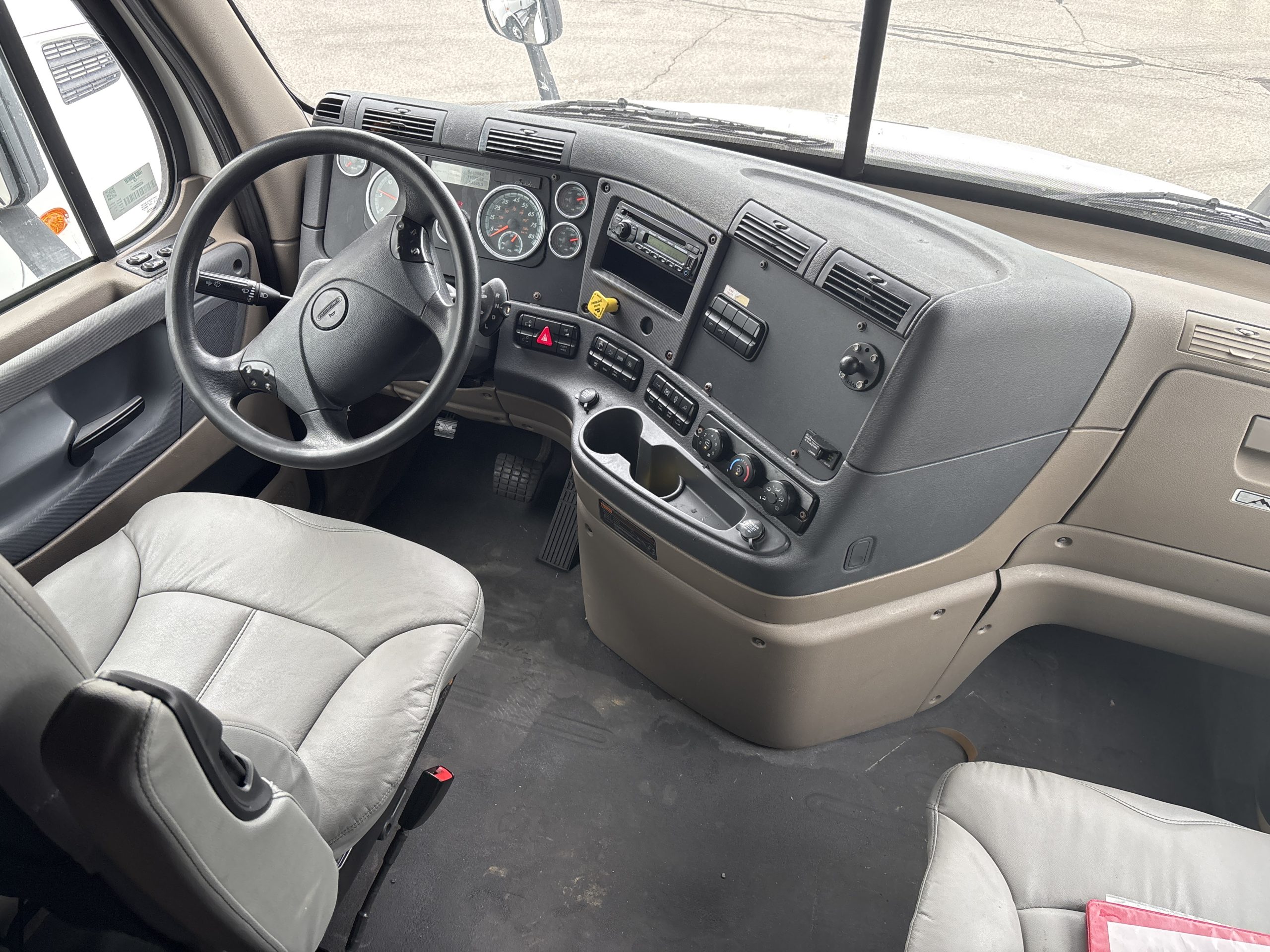 2016 Freightliner CA113 2016 Freightliner CA113 - image 4 of 6