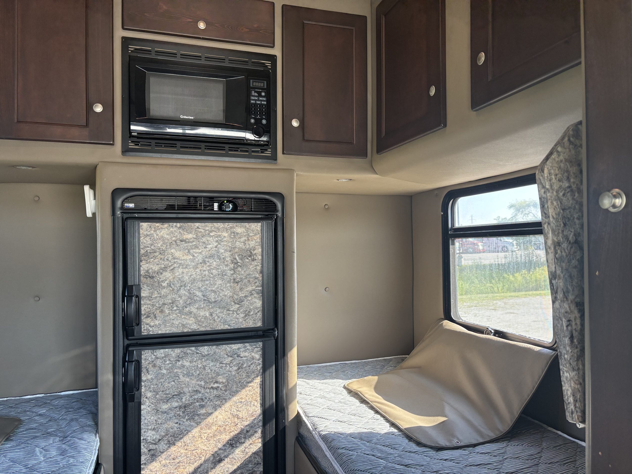 2016 Freightliner CA113 2016 Freightliner CA113 - image 5 of 6