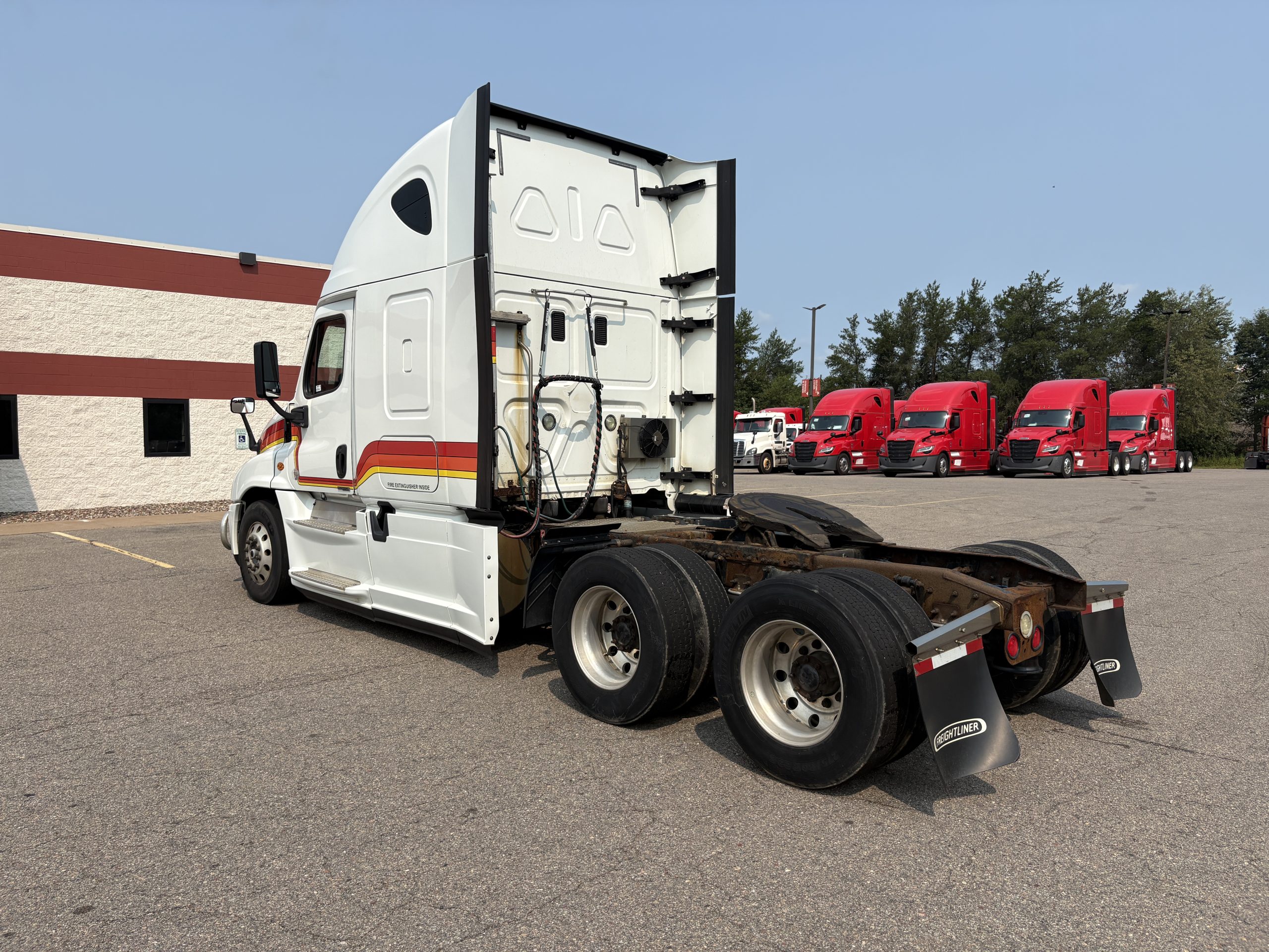 2016 Freightliner CA125 2016 Freightliner CA125 - image 3 of 6
