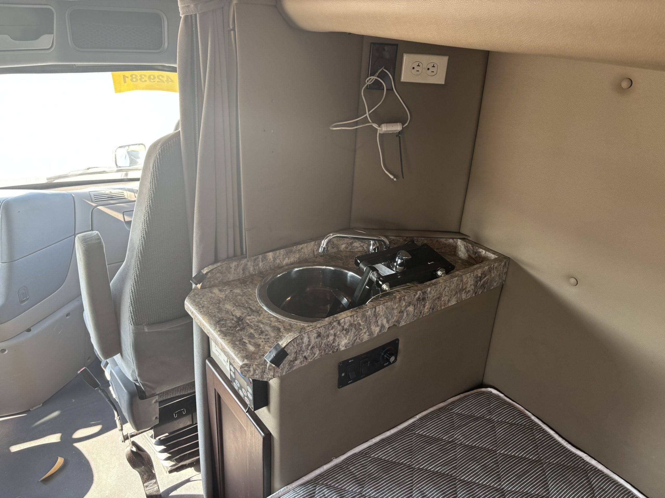 2016 Freightliner CA113 2016 Freightliner CA113 - image 5 of 6