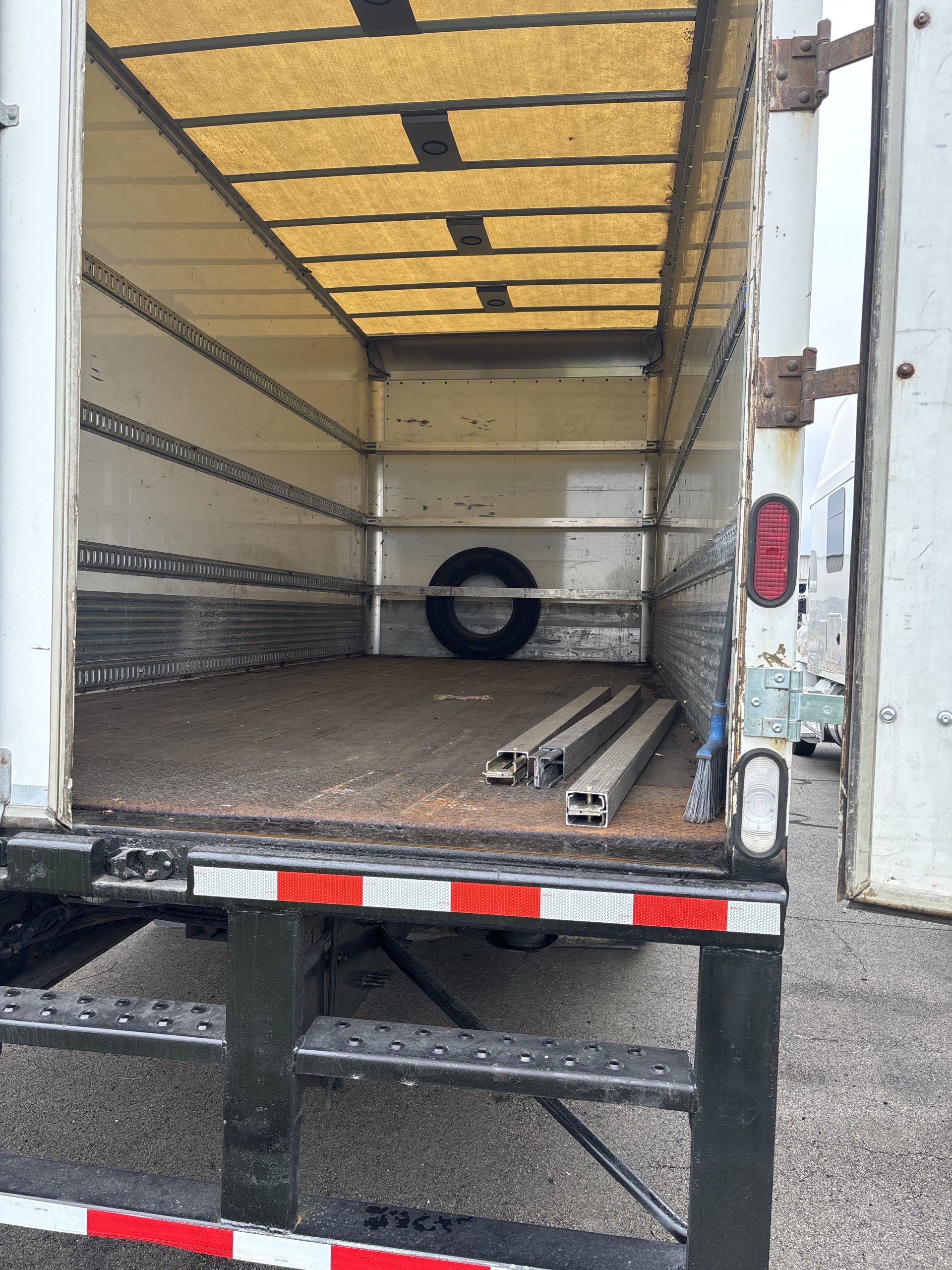2016 Freightliner CA113 2016 Freightliner CA113 - image 4 of 6