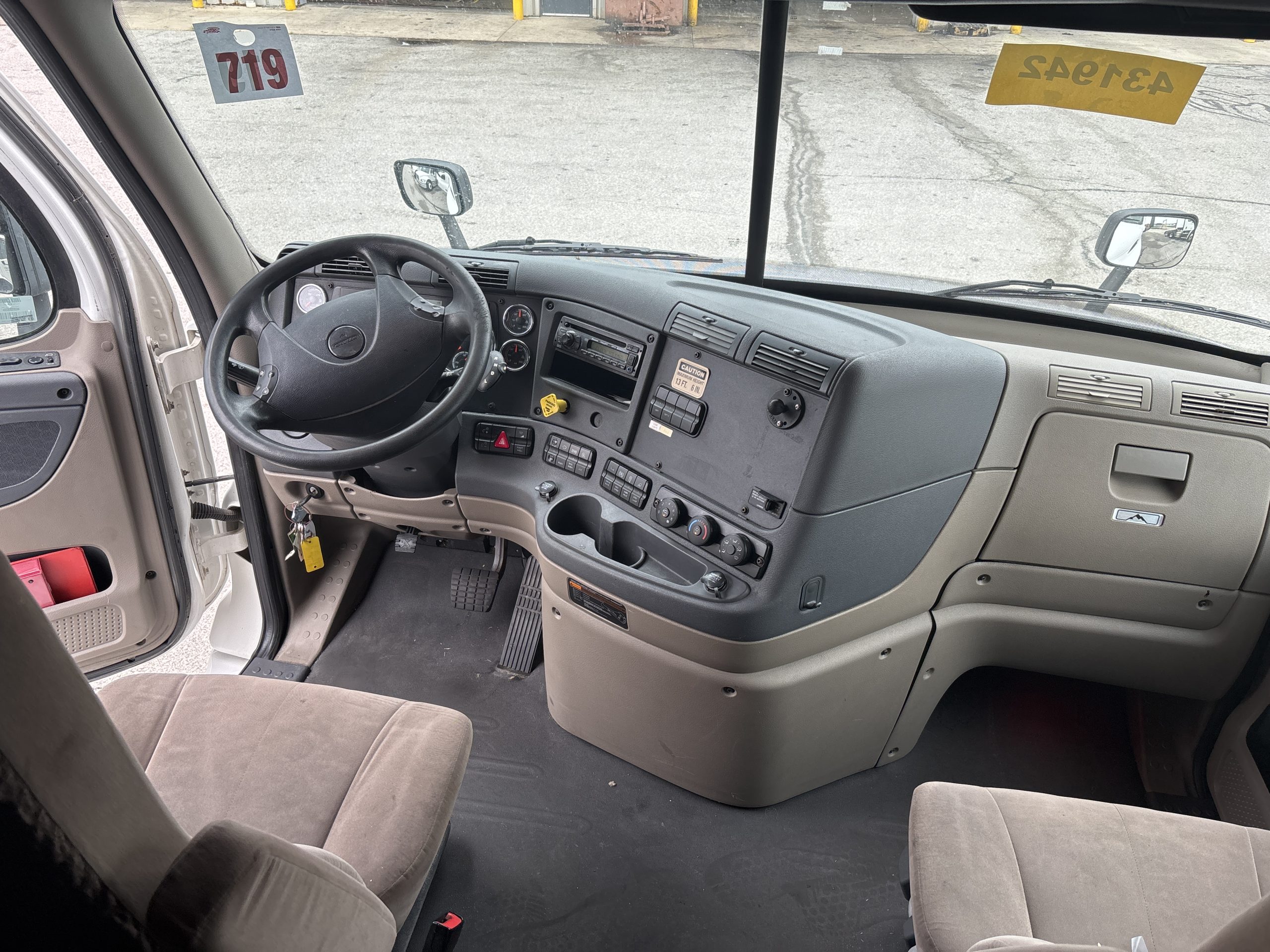 2016 Freightliner CA113 2016 Freightliner CA113 - image 3 of 6