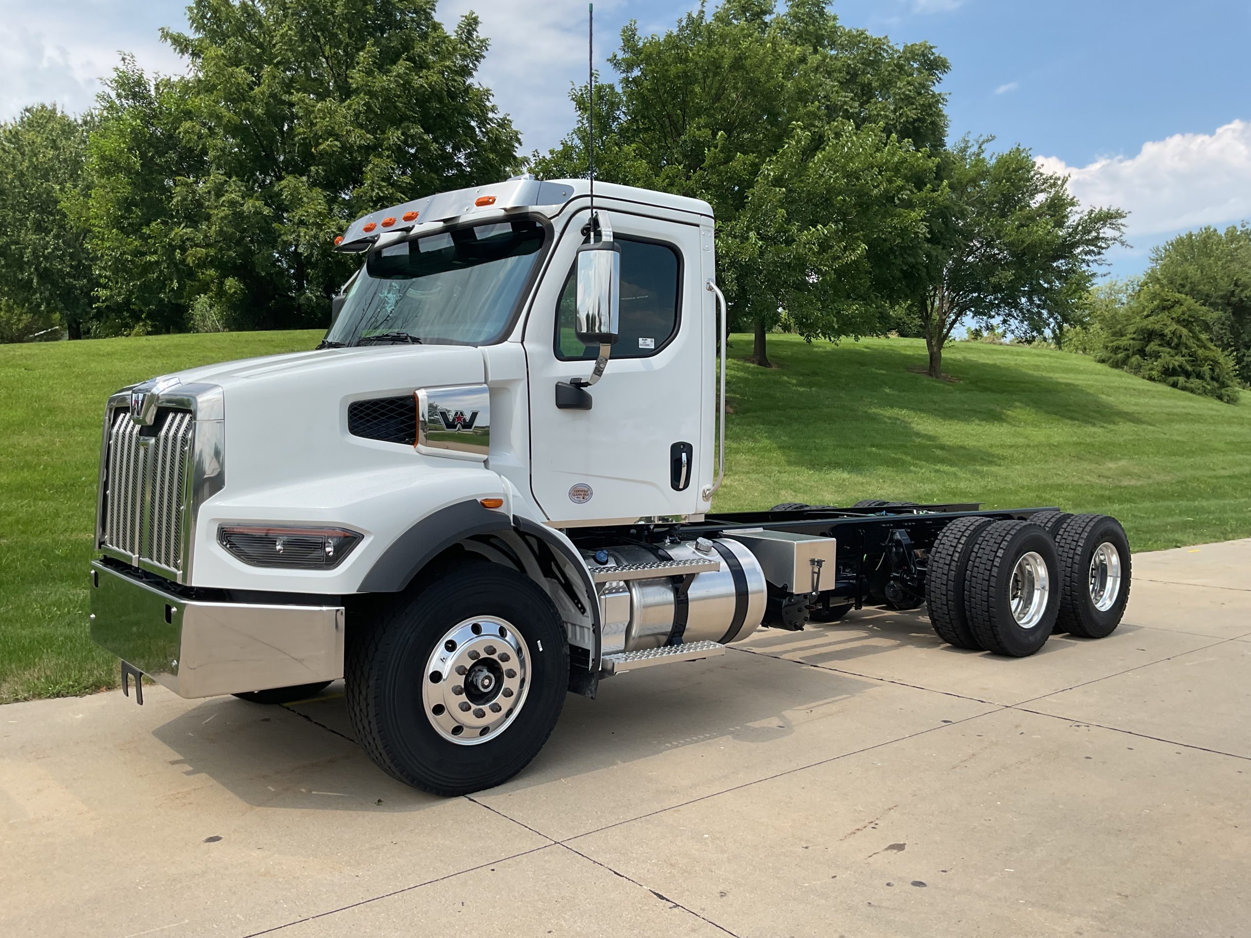 2025 Western Star 47X 2025 Western Star 47X - image 1 of 6