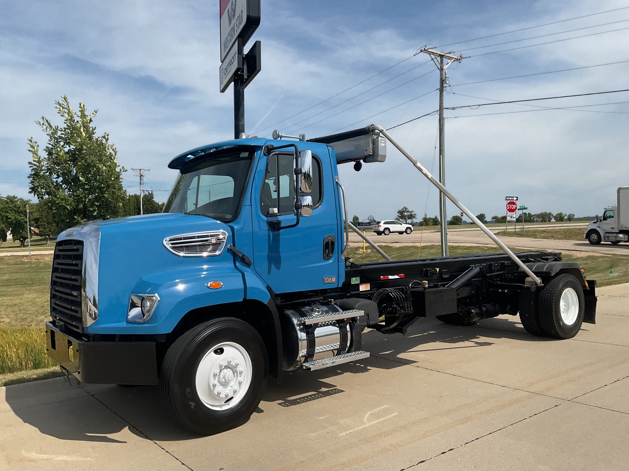 2020 Freightliner 108SD 2020 Freightliner 108SD - image 2 of 6