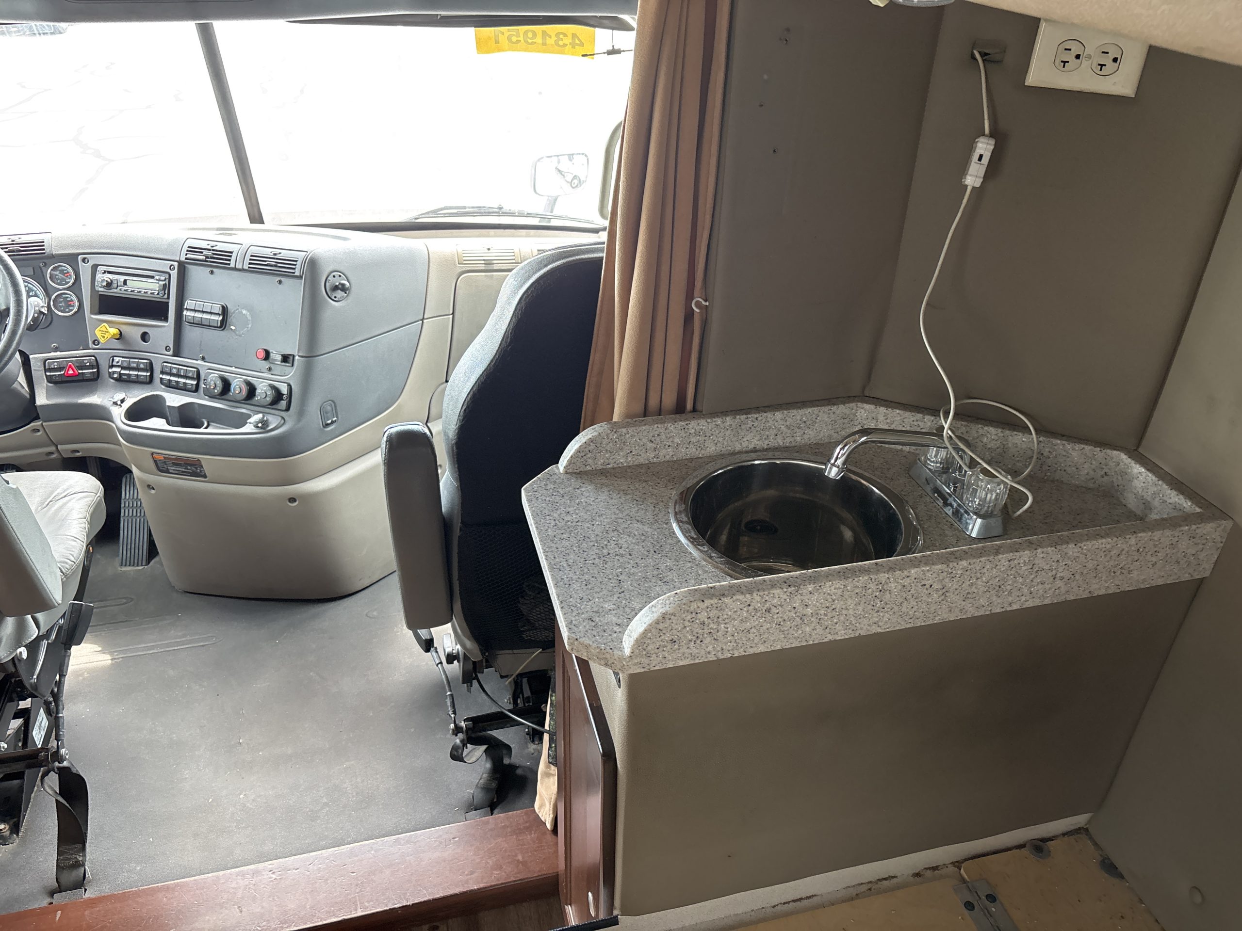 2016 Freightliner CA113 068Rf00000kOytP 2016 Freightliner CA113 068Rf00000kOytP