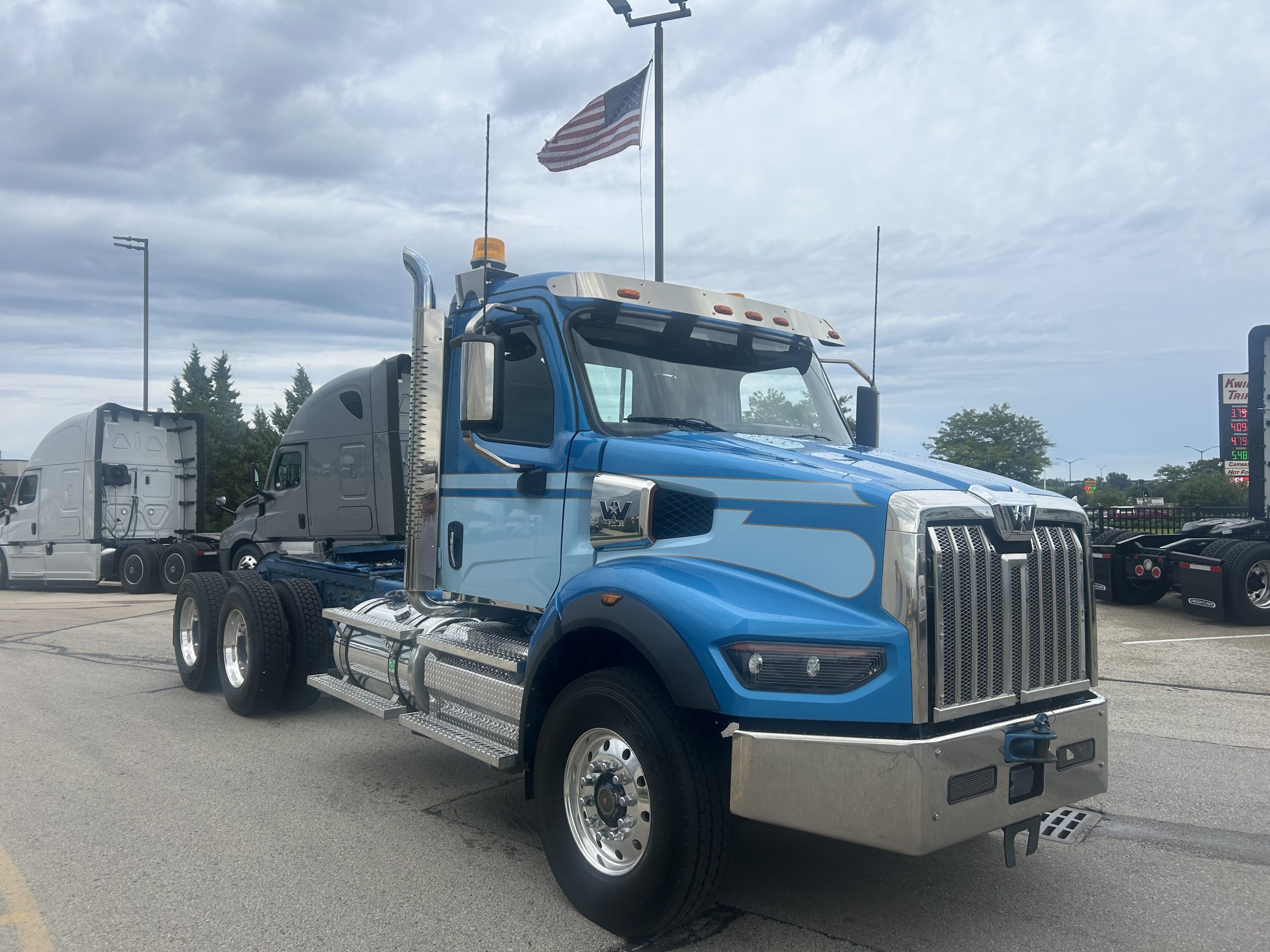 2022 Western Star 49X 2022 Western Star 49X - image 3 of 5