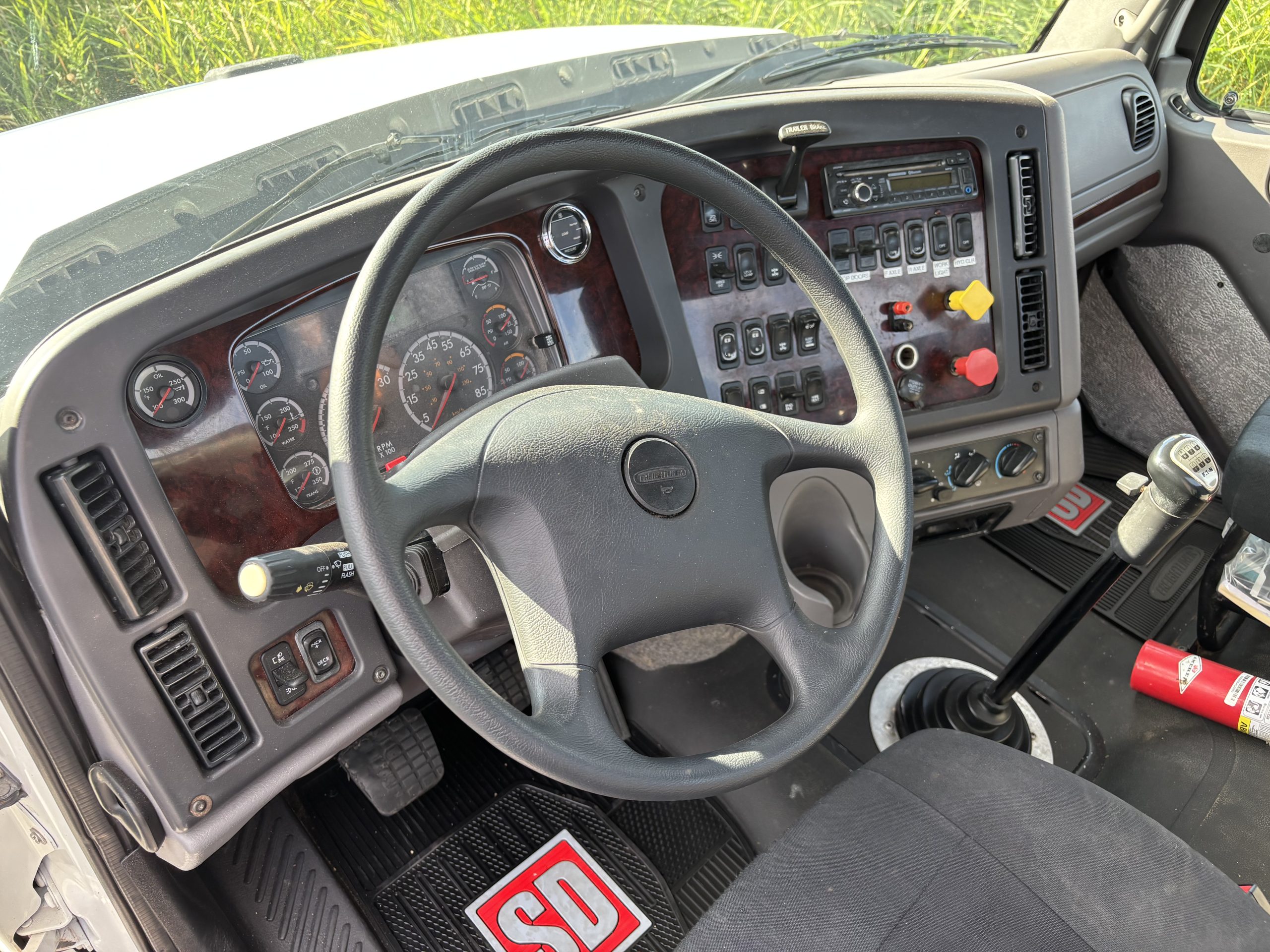 2016 Freightliner 114SD 2016 Freightliner 114SD - image 4 of 6