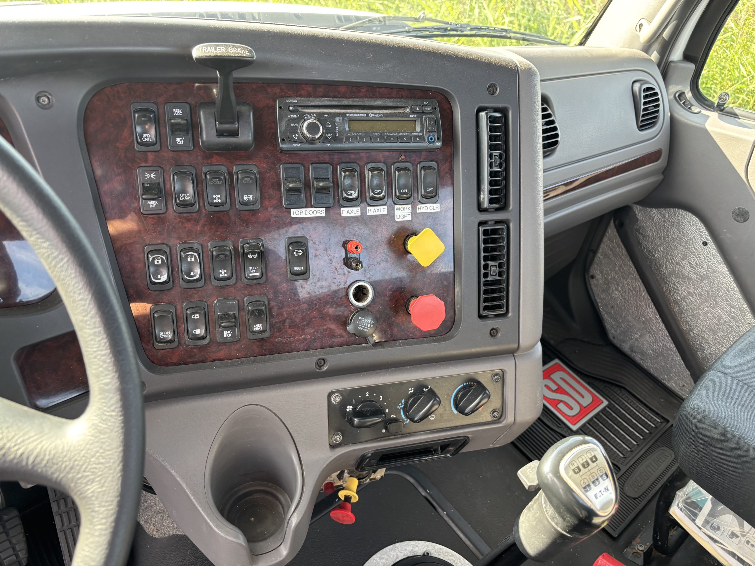 2016 Freightliner 114SD 2016 Freightliner 114SD - image 5 of 6
