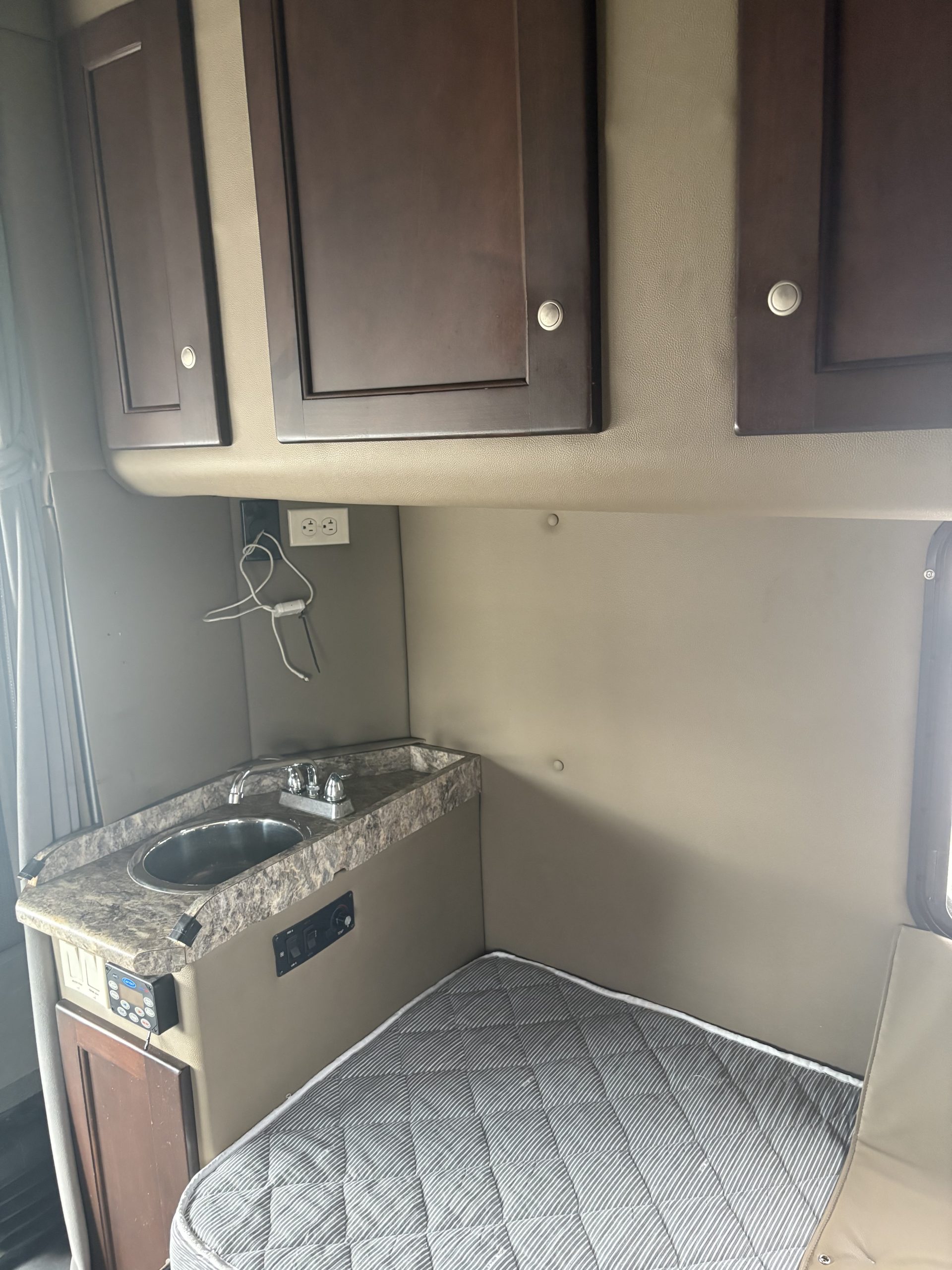 2016 Freightliner CA113 2016 Freightliner CA113 - image 6 of 6