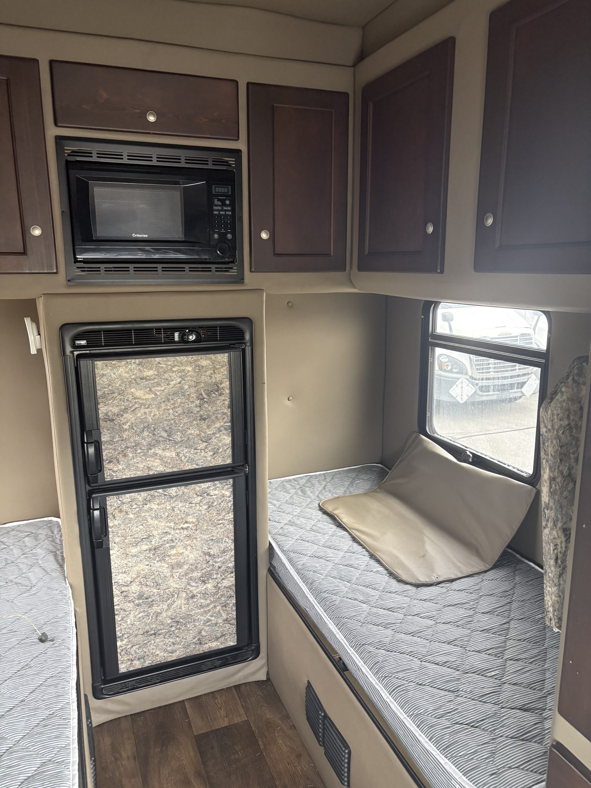 2016 Freightliner CA113 2016 Freightliner CA113 - image 3 of 6