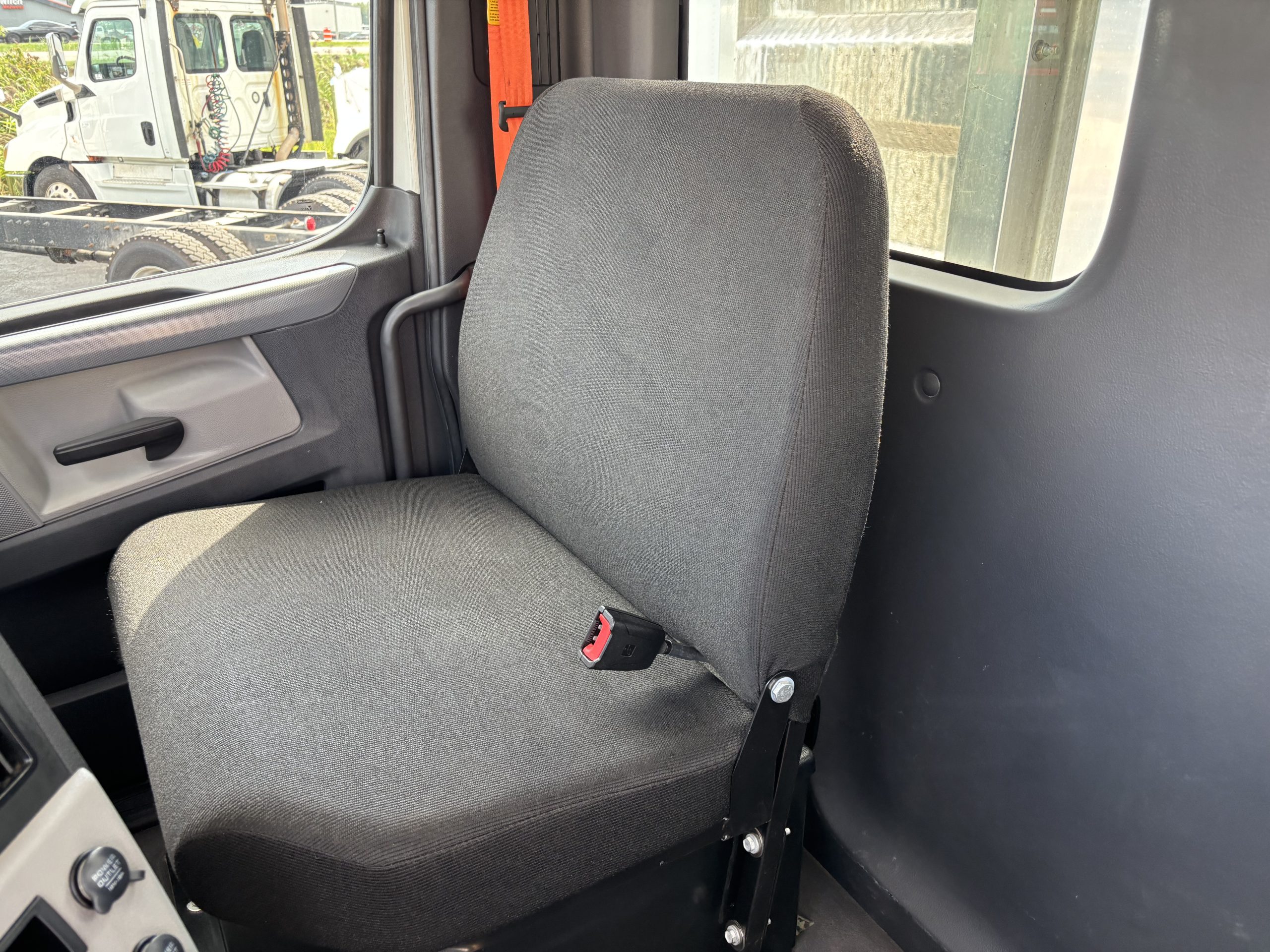2019 Freightliner PT126DC 2019 Freightliner PT126DC - image 4 of 6