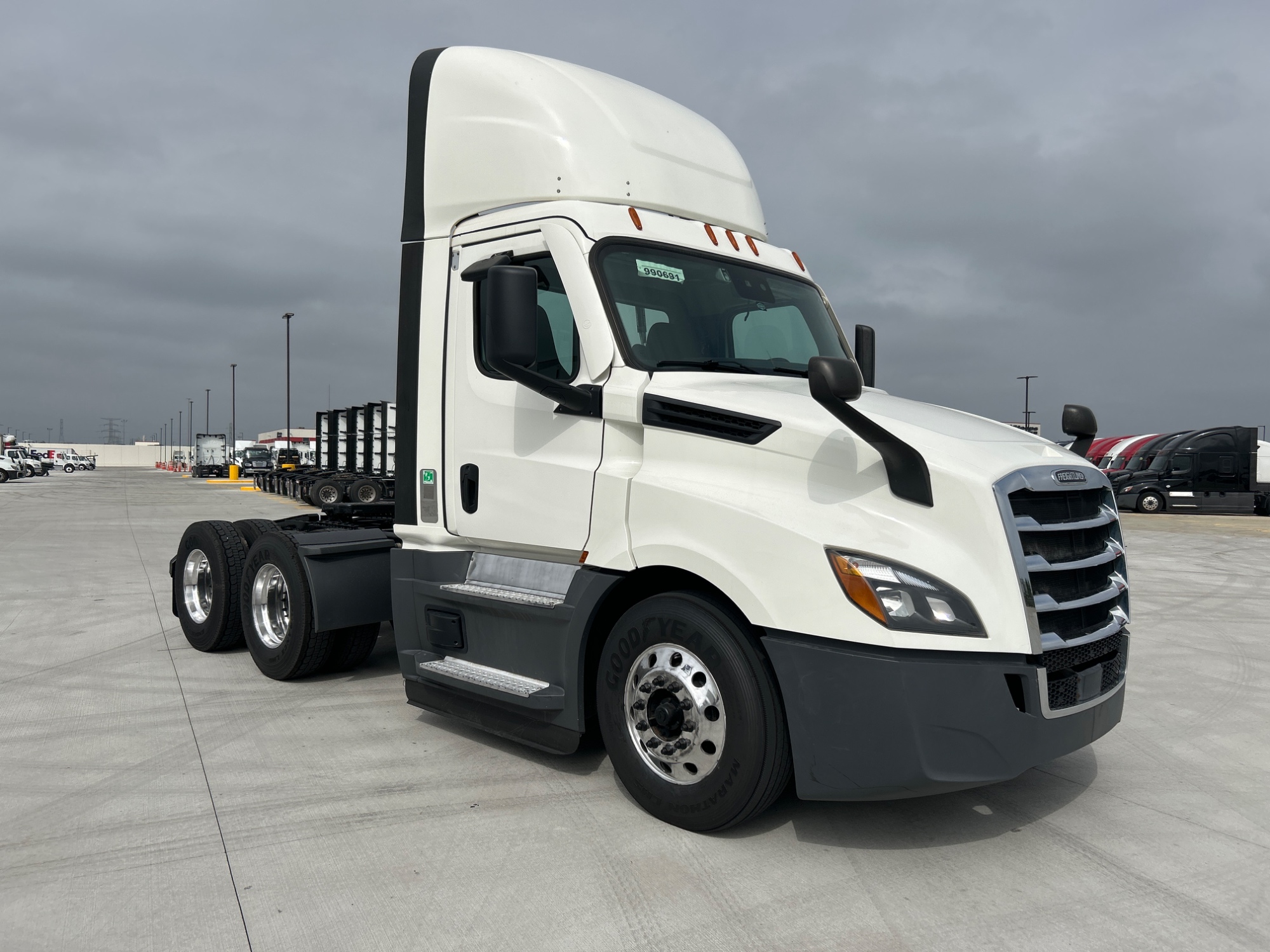 2021 Freightliner Cascadia in Dayton, OH — photo 3