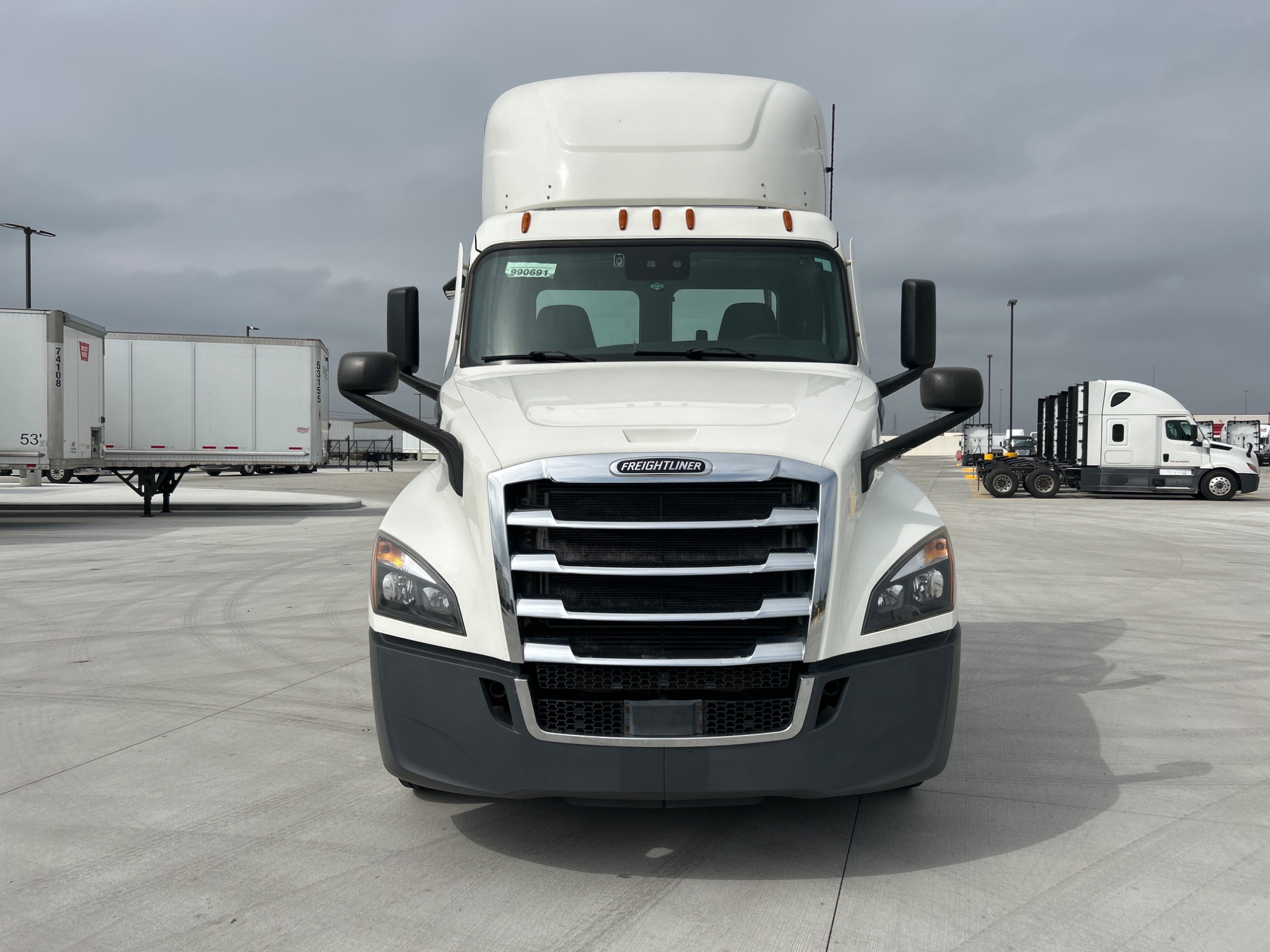2021 Freightliner Cascadia in Dayton, OH — photo 2