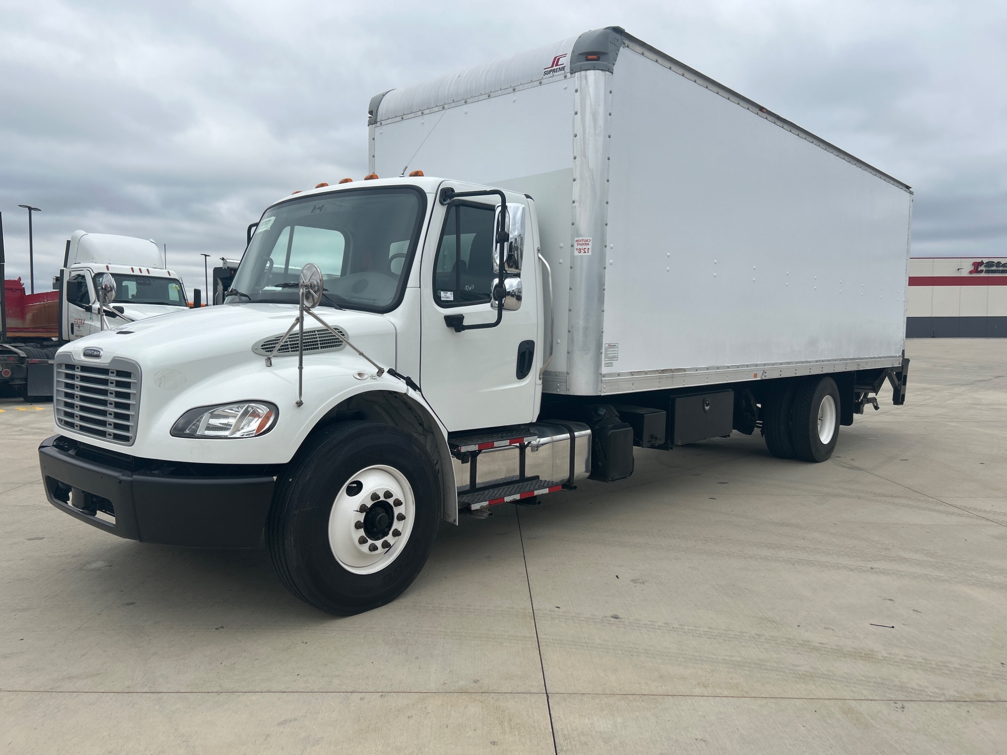 2018 Freightliner M2 106 2018 Freightliner M2 106 - image 2 of 6