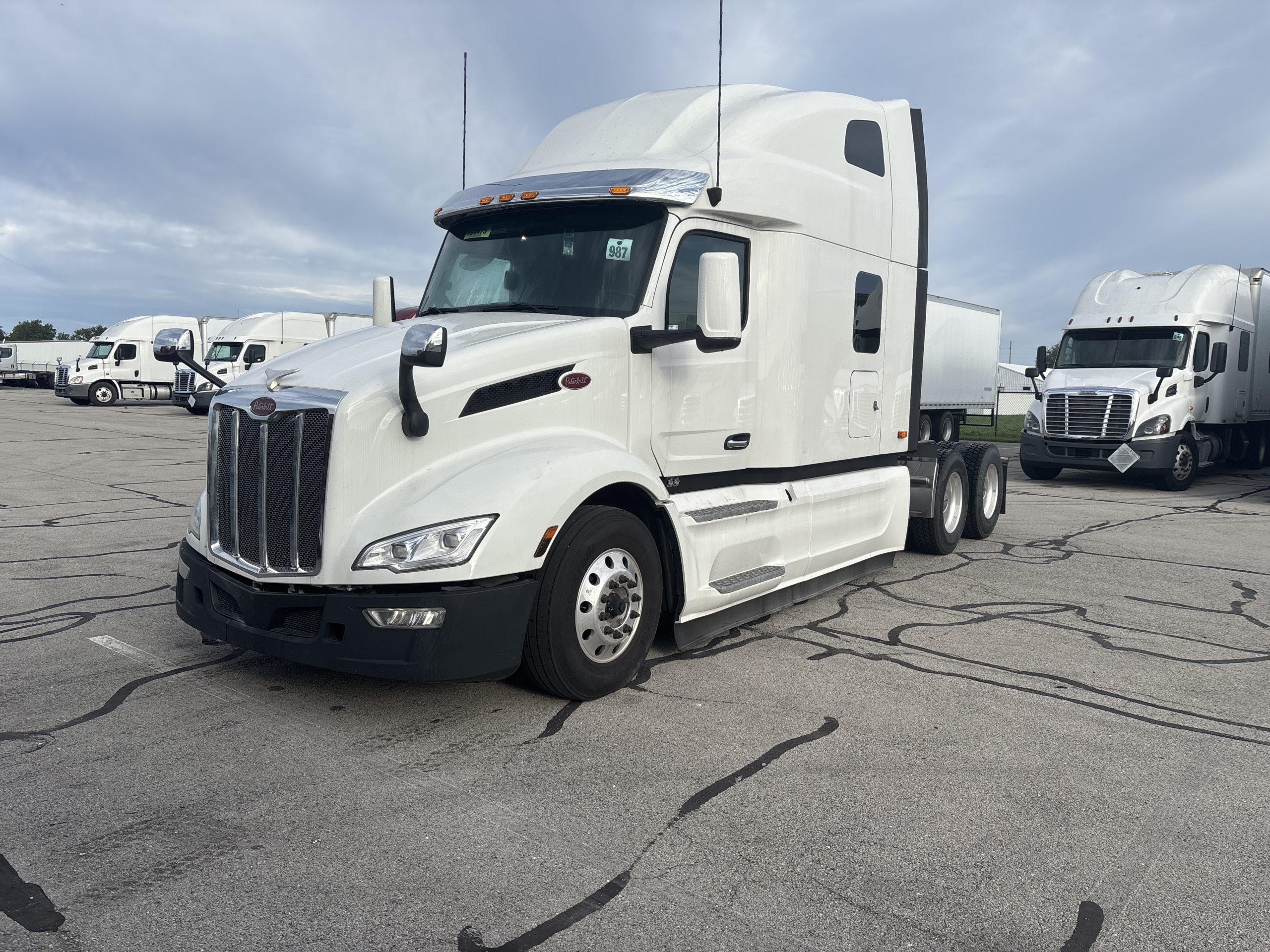 2022 Peterbilt 579 2022 Peterbilt 579 - image 1 of 6
