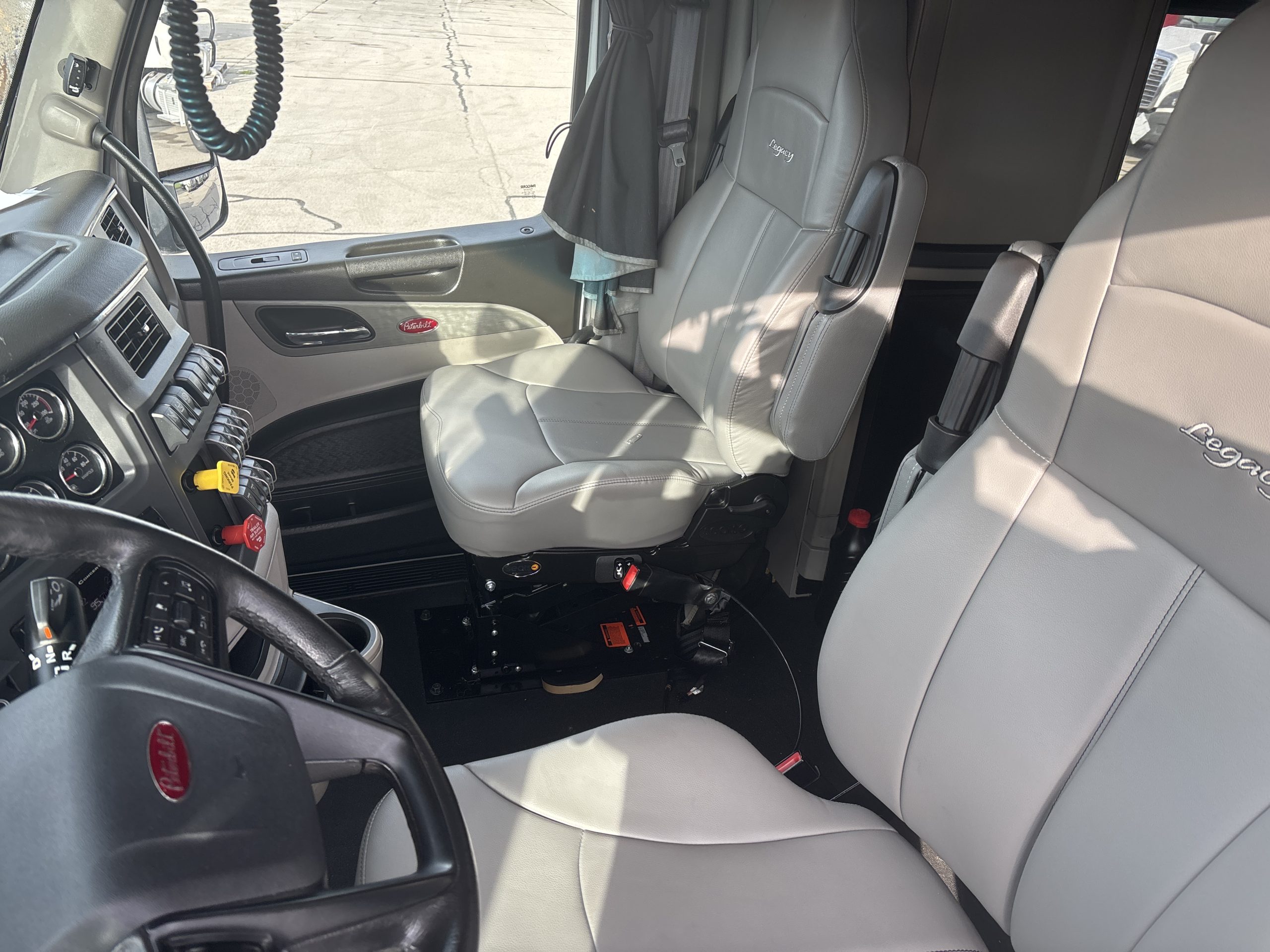 2022 Peterbilt 579 2022 Peterbilt 579 - image 4 of 6