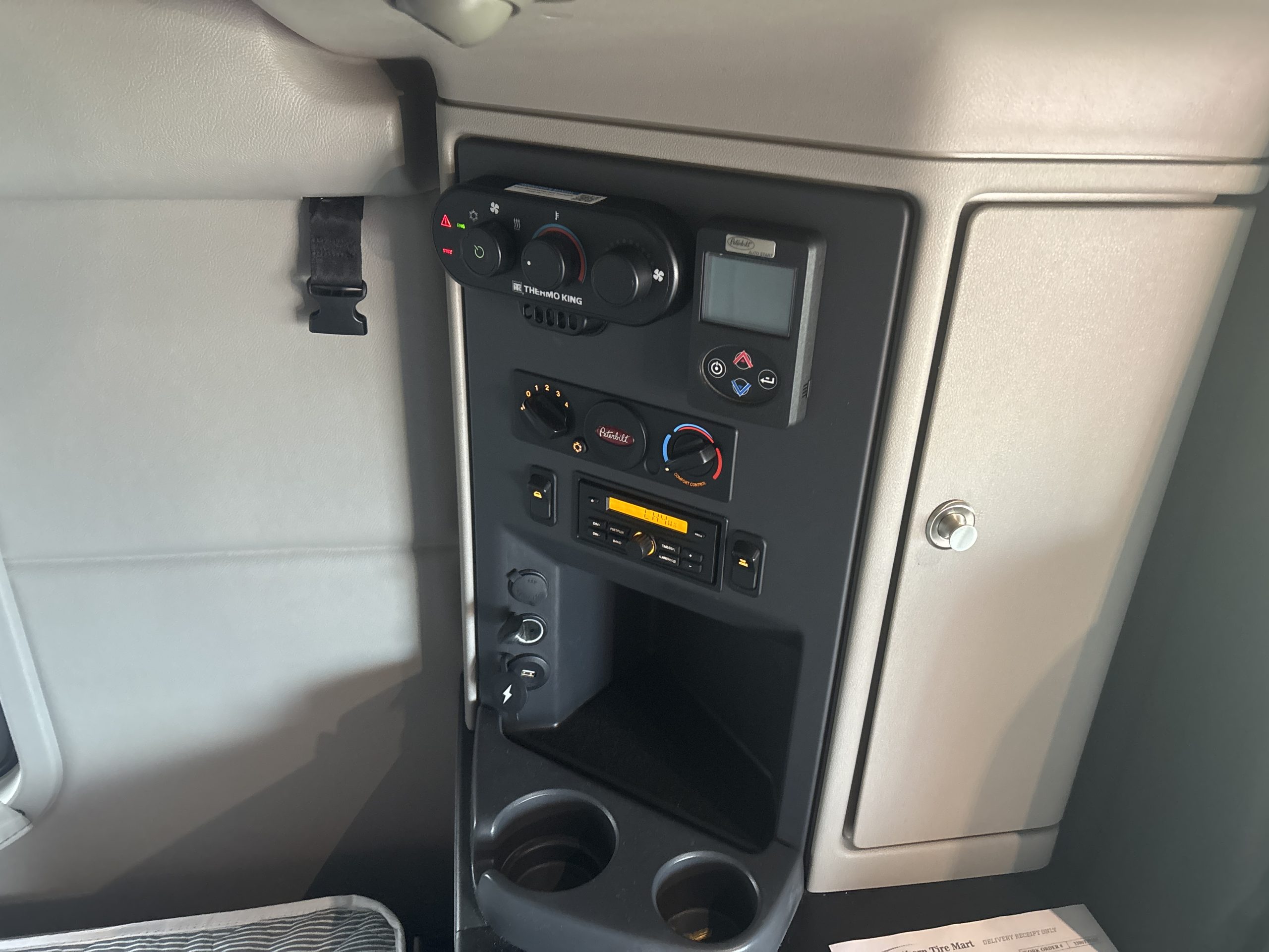 2024 Peterbilt 579 2024 Peterbilt 579 - image 3 of 6