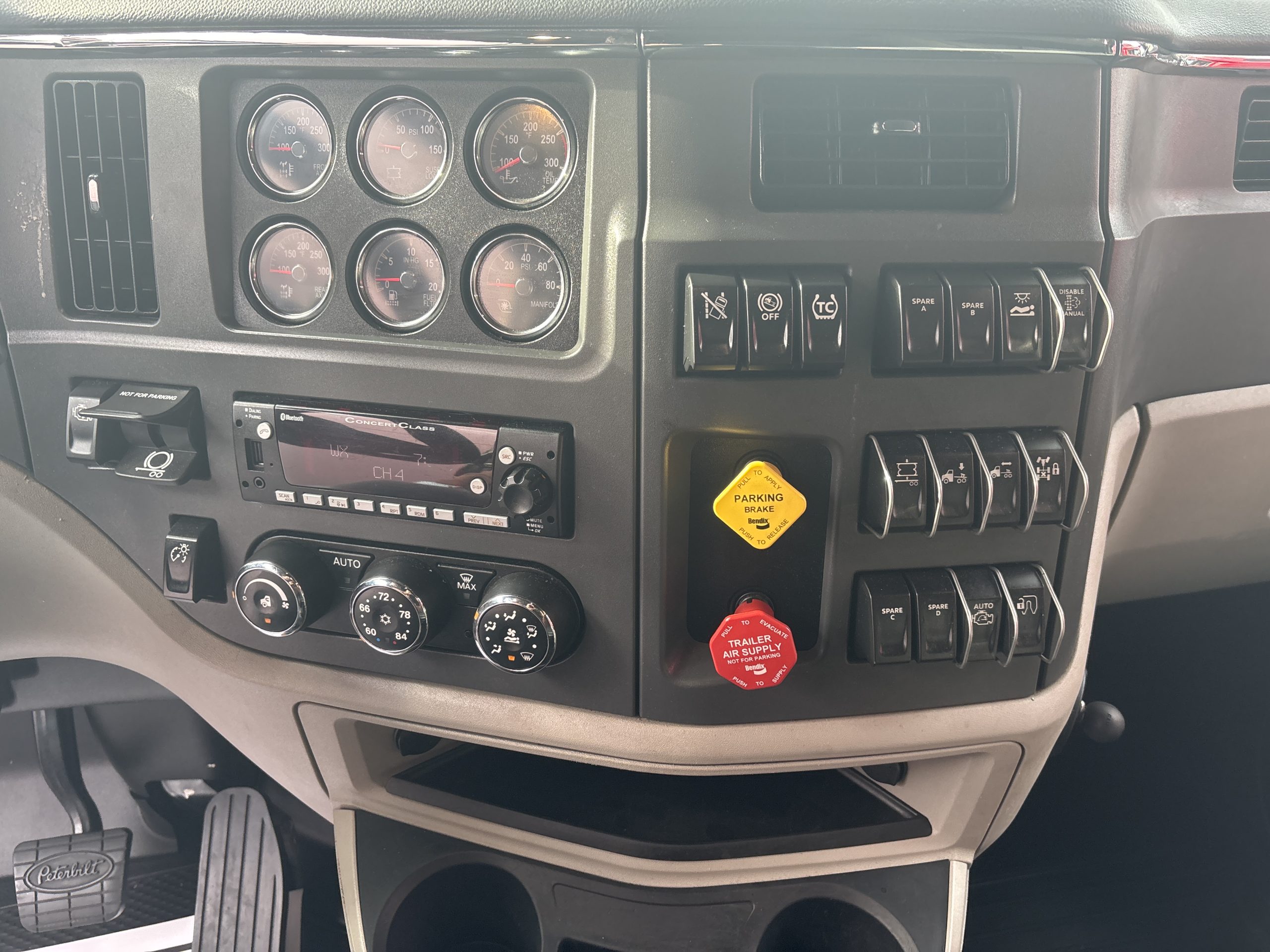2024 Peterbilt 579 2024 Peterbilt 579 - image 2 of 6