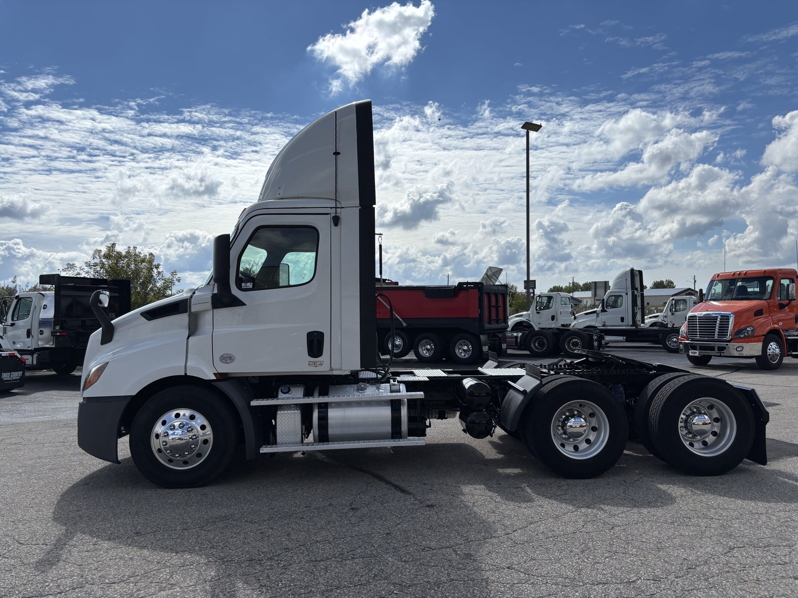 2019 Freightliner Cascadia in Cedar Rapids, IA — photo 5