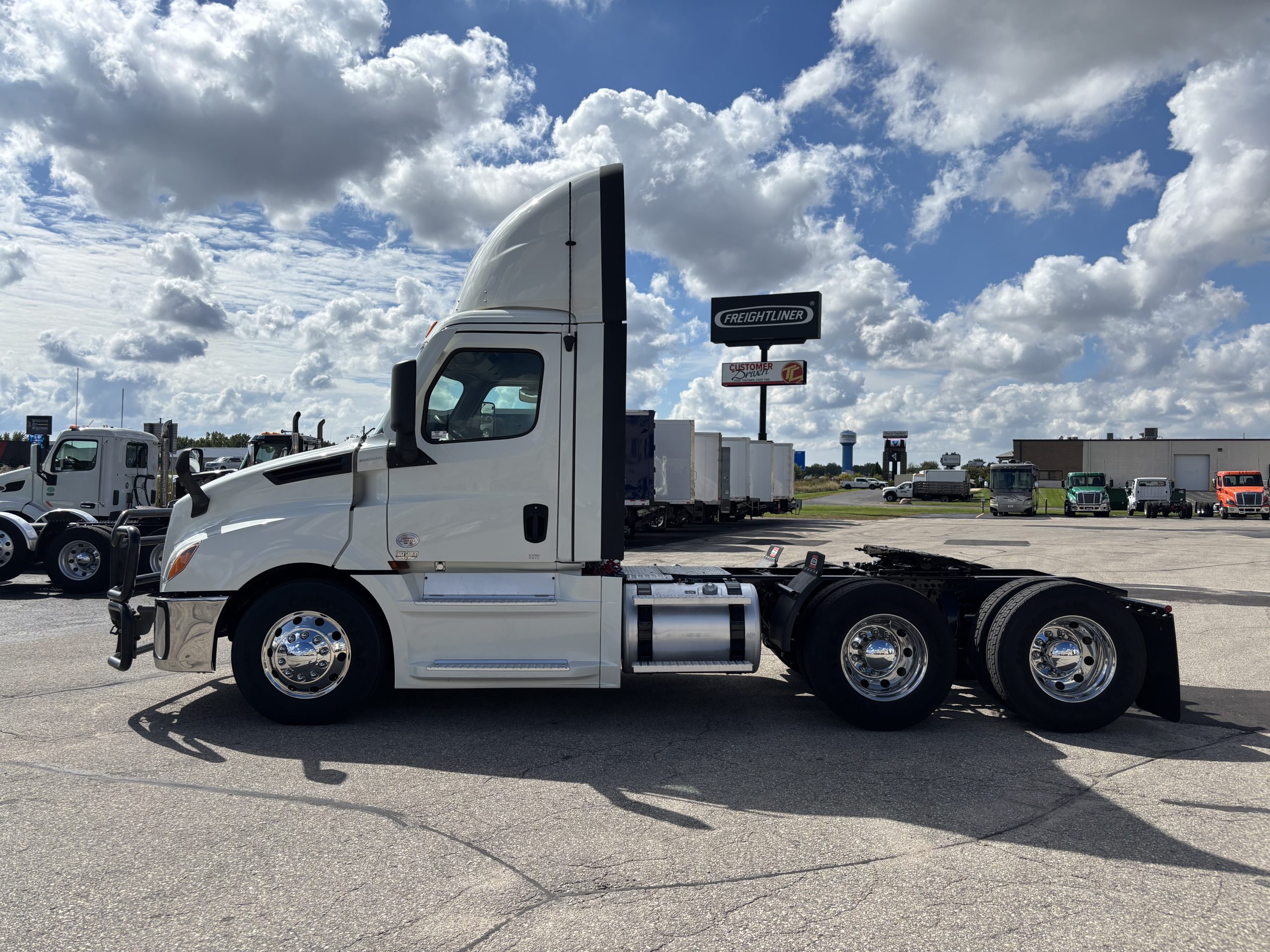 2021 Freightliner Cascadia in Cedar Rapids, IA — photo 5
