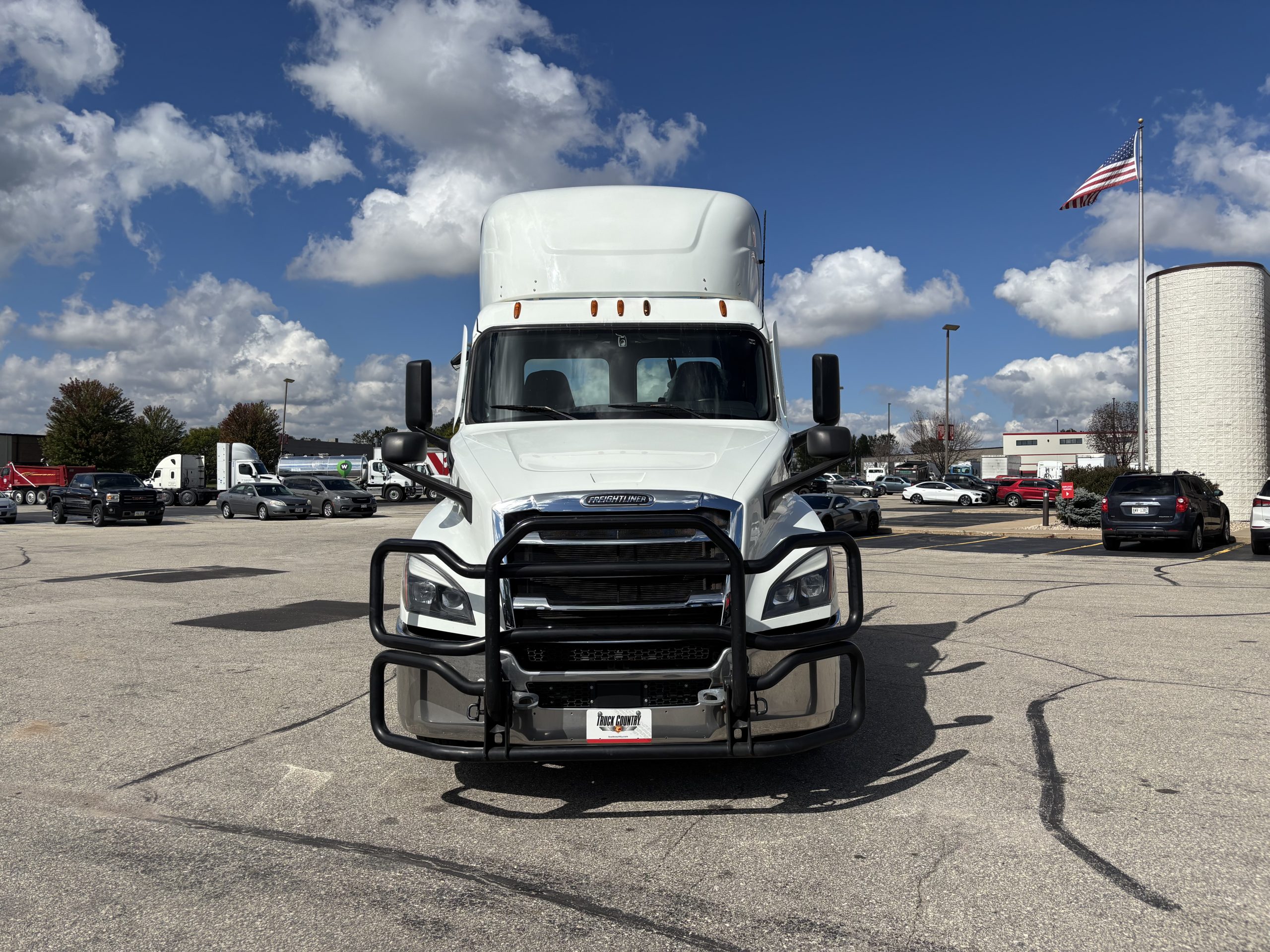 2021 Freightliner Cascadia in Cedar Rapids, IA — photo 2